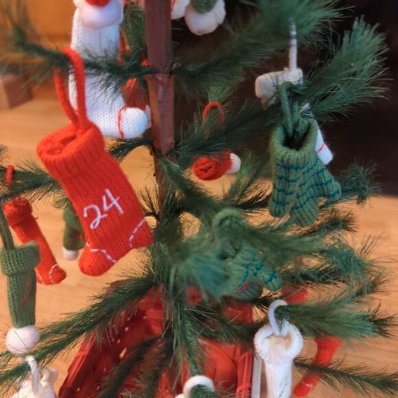 Hallmark Countdown To Christmas Advent Tree Stockings Ornaments Basket - Picture 10 of 10